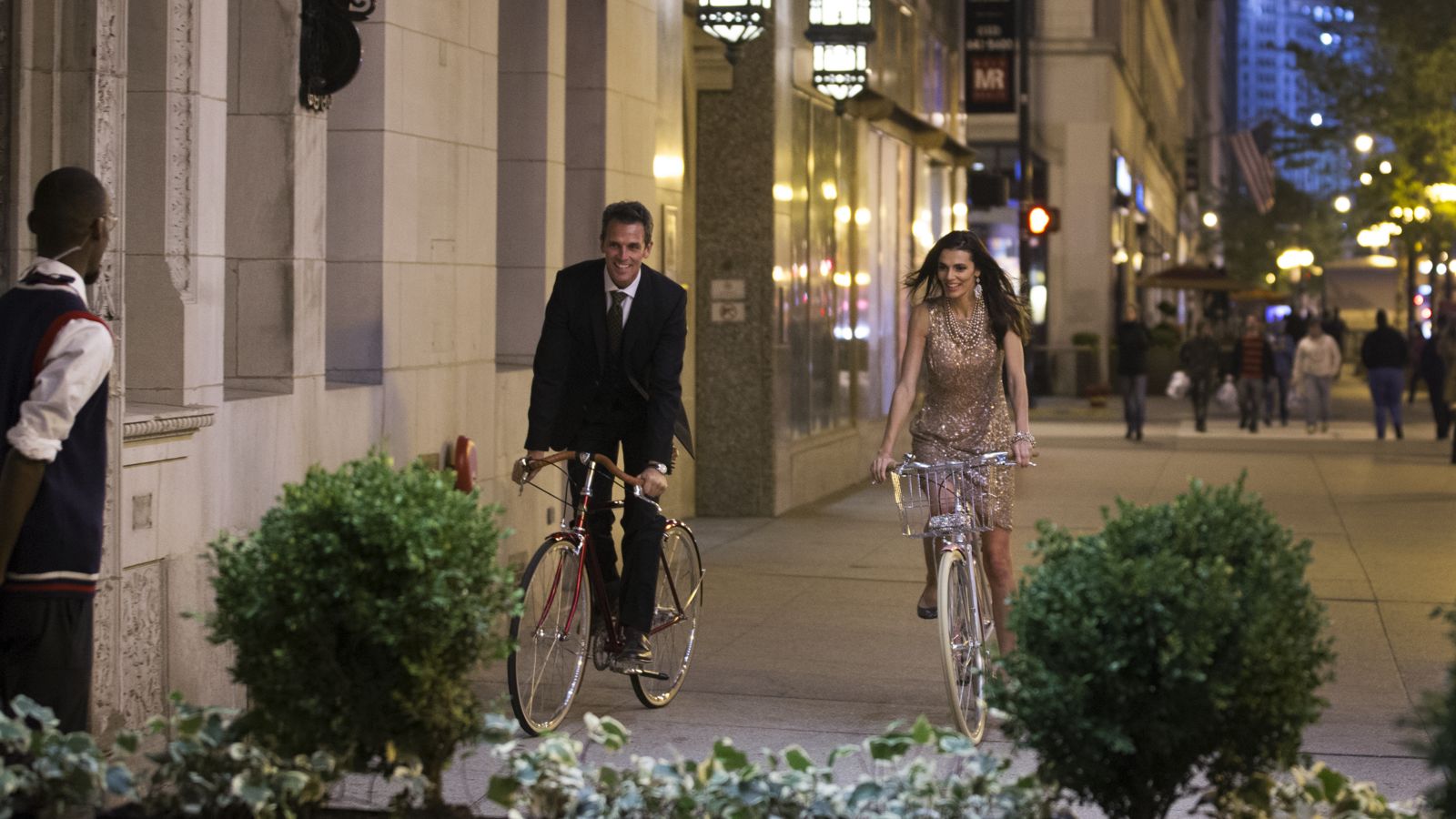Chicago Athletic Association Lifestyle_Exterior_Couple_Bicycles_3_Thomas Shelby