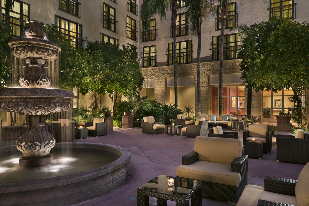 TempeMissionPalms_Exterior_Courtyard_Seating