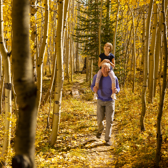 drsnowmass_lifestyle_fall_gosnowmass_swanson_daddaughtershoulders