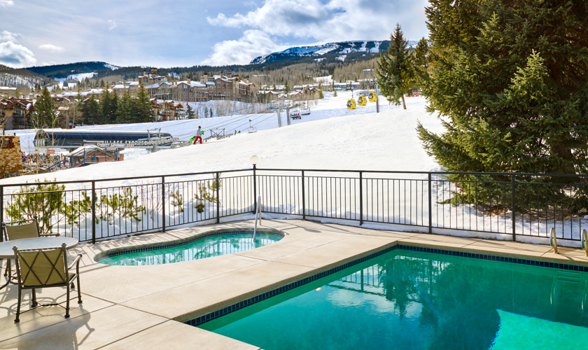 drsnowmass_accommodations_exterior_winter_lichenhearthpool