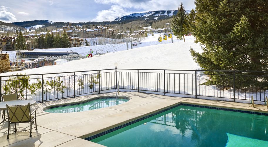 drsnowmass_accommodations_exterior_winter_lichenhearthpool