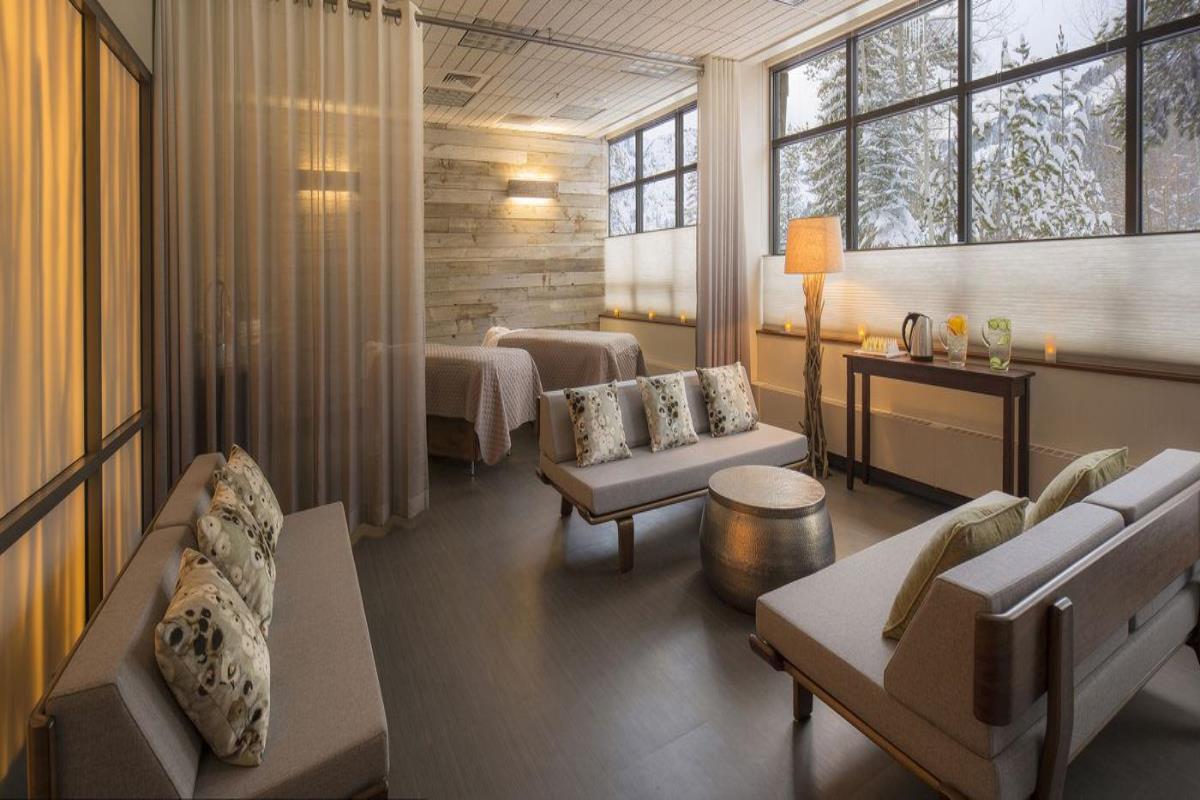 Resort at Squaw Creek's Spa Tranquility Room lounge