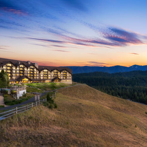 Suncadia Resort exterion mountain sunset