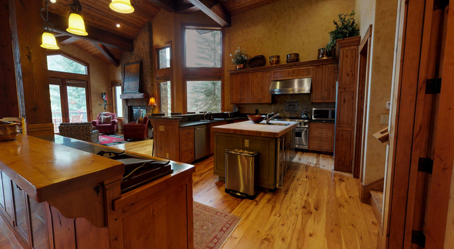 Red Wood West – Kitchen / Dining Room