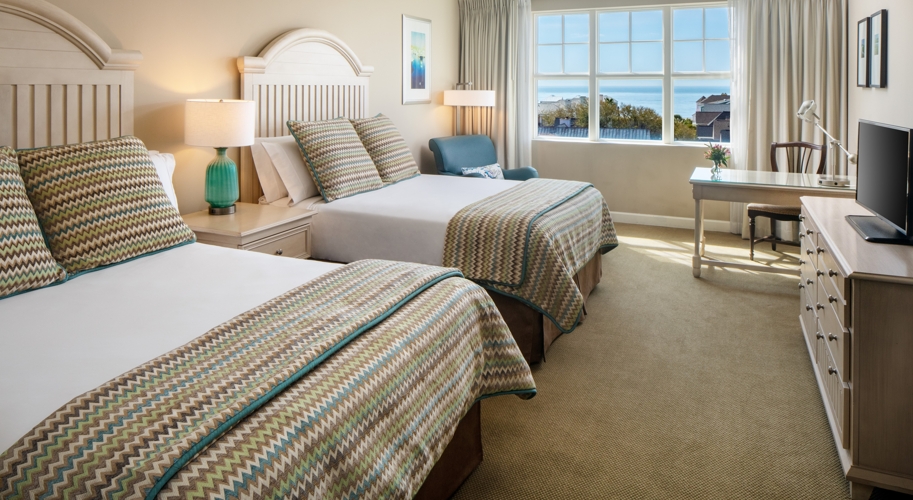 double queen bed guest room at wild dunes resort